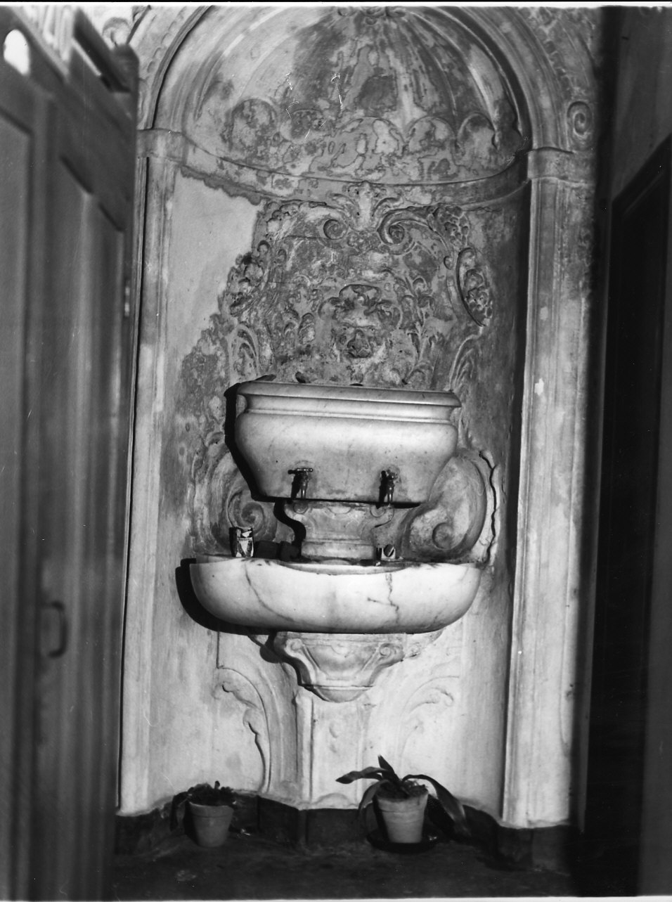 motivi decorativi floreali (lavabo da sacrestia, opera isolata) - ambito italiano (secc. XVII/ XVIII)
