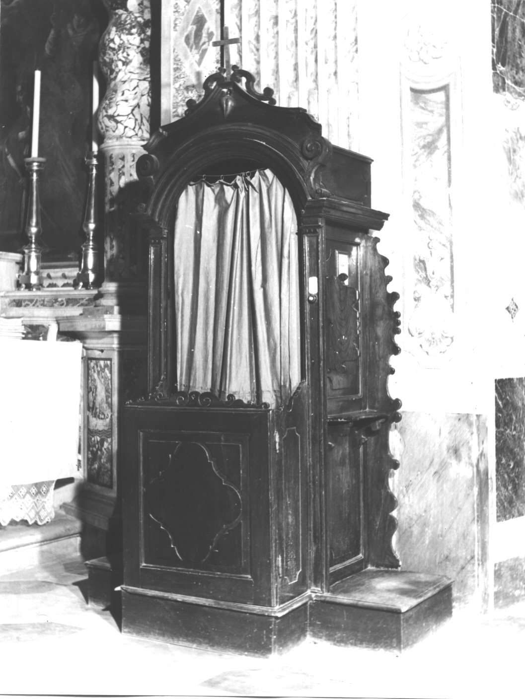 motivi decorativi a volute (confessionale, opera isolata) - bottega ligure (sec. XIX)
