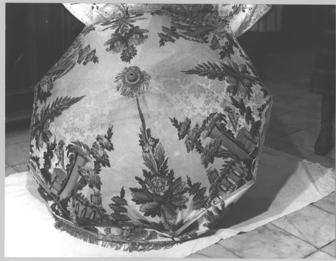 motivi decorativi floreali con animali e architetture (ombrellino processionale, opera isolata) - manifattura genovese (prima metà sec. XVIII)