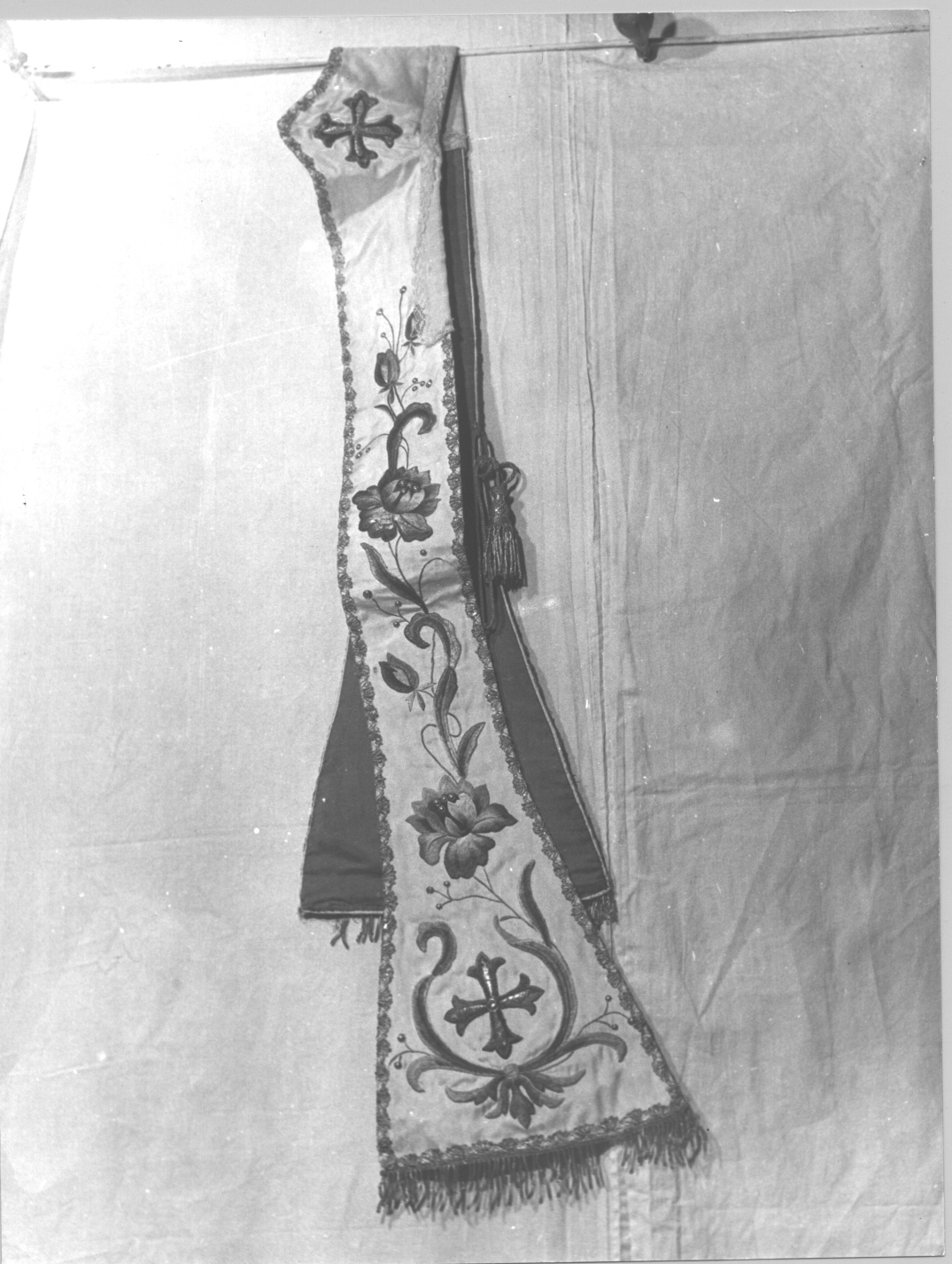 motivi decorativi floreali/ motivi decorativi a girali vegetali/ croce (stola, opera isolata) - manifattura genovese (seconda metà sec. XIX)