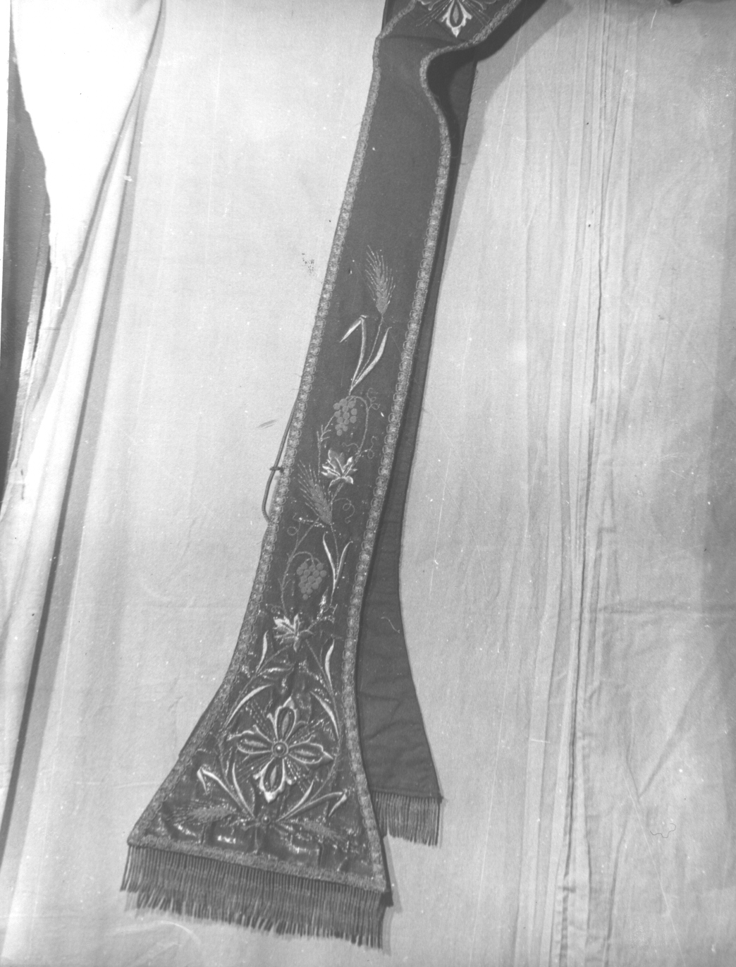 motivi decorativi vegetali/ simboli eucaristici: spighe e uva (stola, opera isolata) - manifattura genovese (sec. XIX)