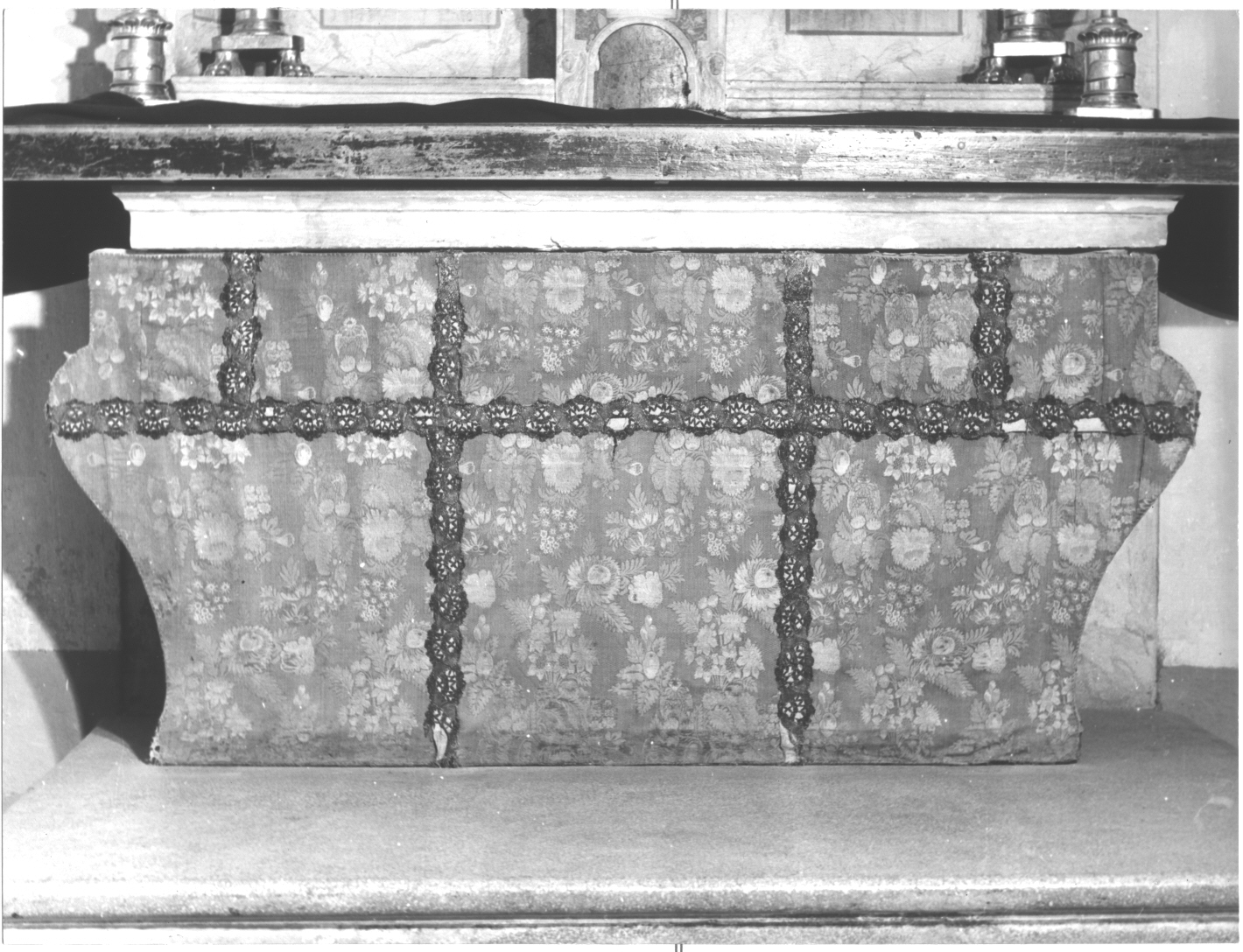 motivi decorativi vegetali e floreali con melagrana (paliotto, opera isolata) - manifattura genovese (sec. XIX)