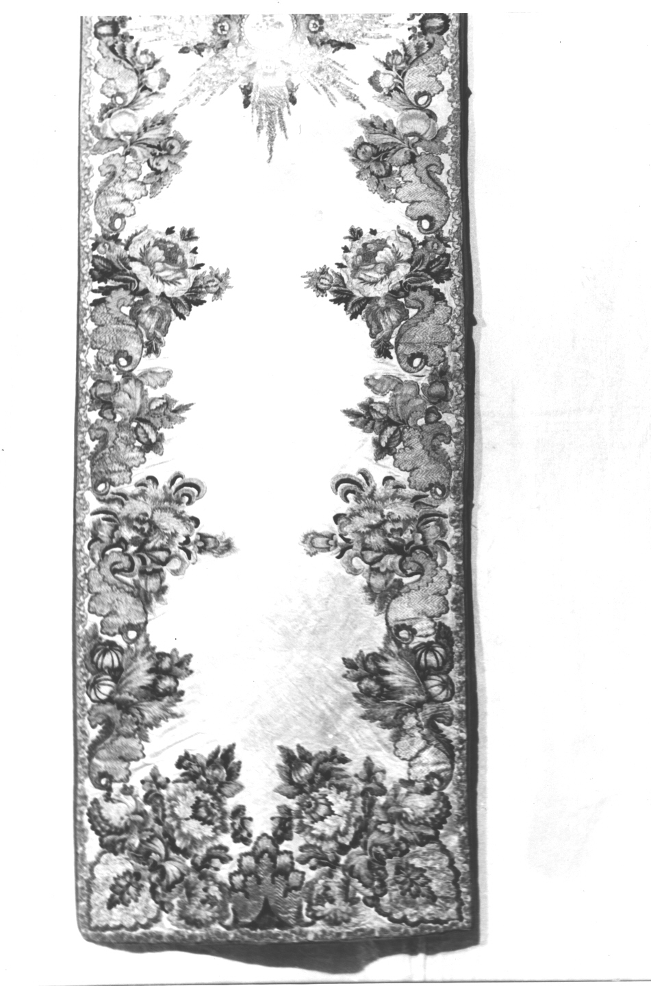 motivi decorativi vegetali e floreali con melagrana/ Eucaristia (velo omerale, opera isolata) - manifattura ligure (sec. XVIII)