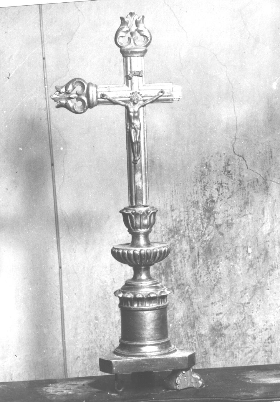 Cristo crocifisso/ motivi decorativi vegetali stilizzati (croce d'altare, opera isolata) - bottega ligure (sec. XIX)