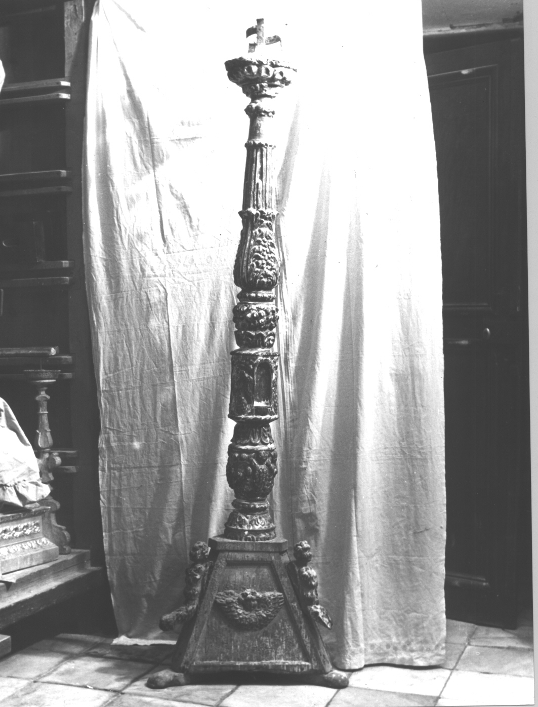 motivi decorativi a foglie d'acanto/ motivi decorativi vegetali (candeliere, opera isolata) - bottega ligure (sec. XVI)