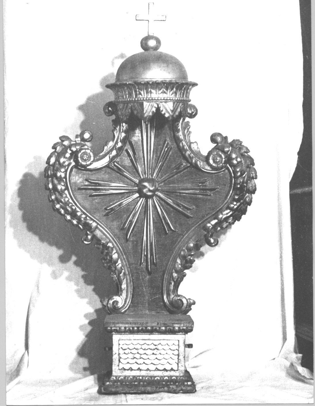 motivi decorativi a volute vegetali/ Eucaristia (tronetto per esposizione eucaristica, opera isolata) - bottega ligure (sec. XVIII)