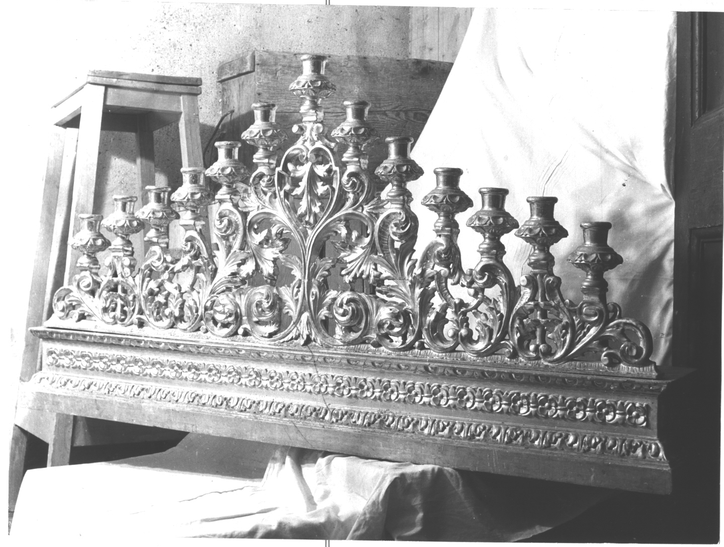 motivi decorativi a volute vegetali (candeliere, serie) - bottega ligure (sec. XVIII)