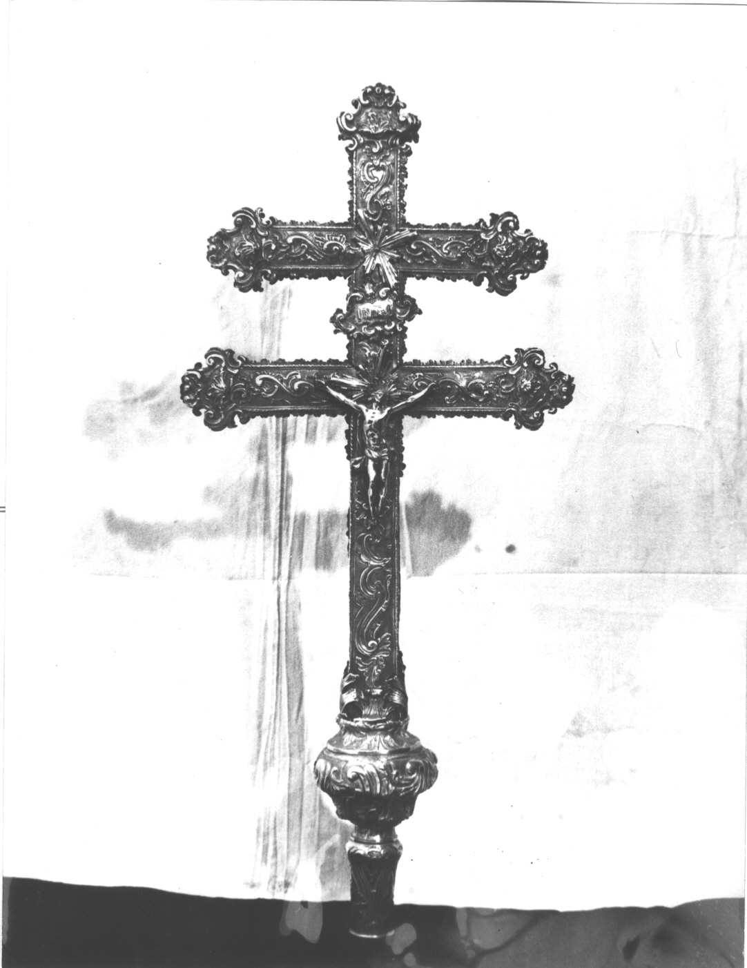 motivi decorativi a volute vegetali/ Cristo crocifisso (croce processionale, opera isolata) - bottega genovese (sec. XVIII)