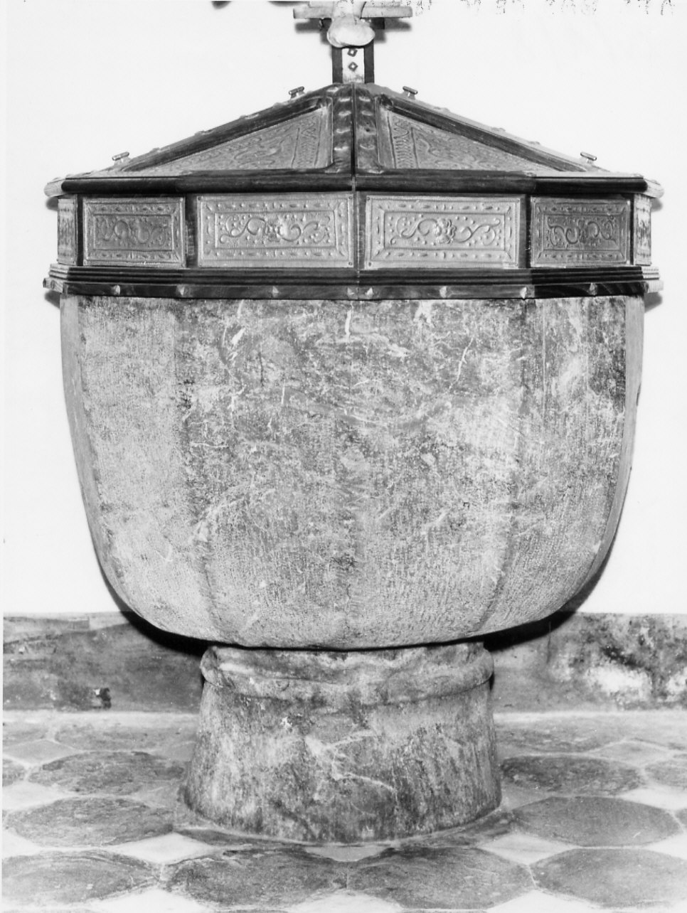 fonte battesimale, elemento d'insieme - bottega ligure (sec. XIII)