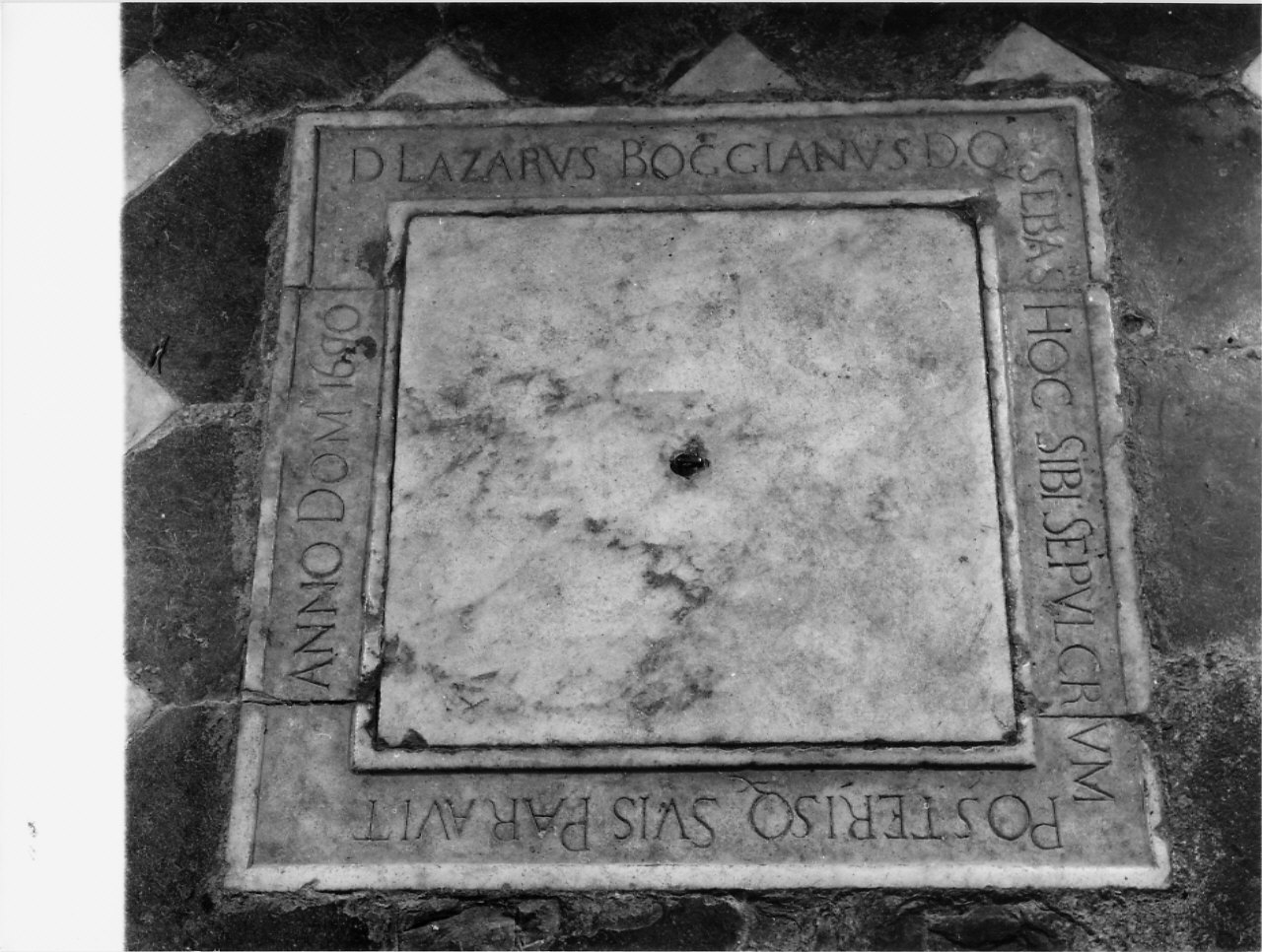 lastra tombale, opera isolata - bottega italiana (sec. XVII)