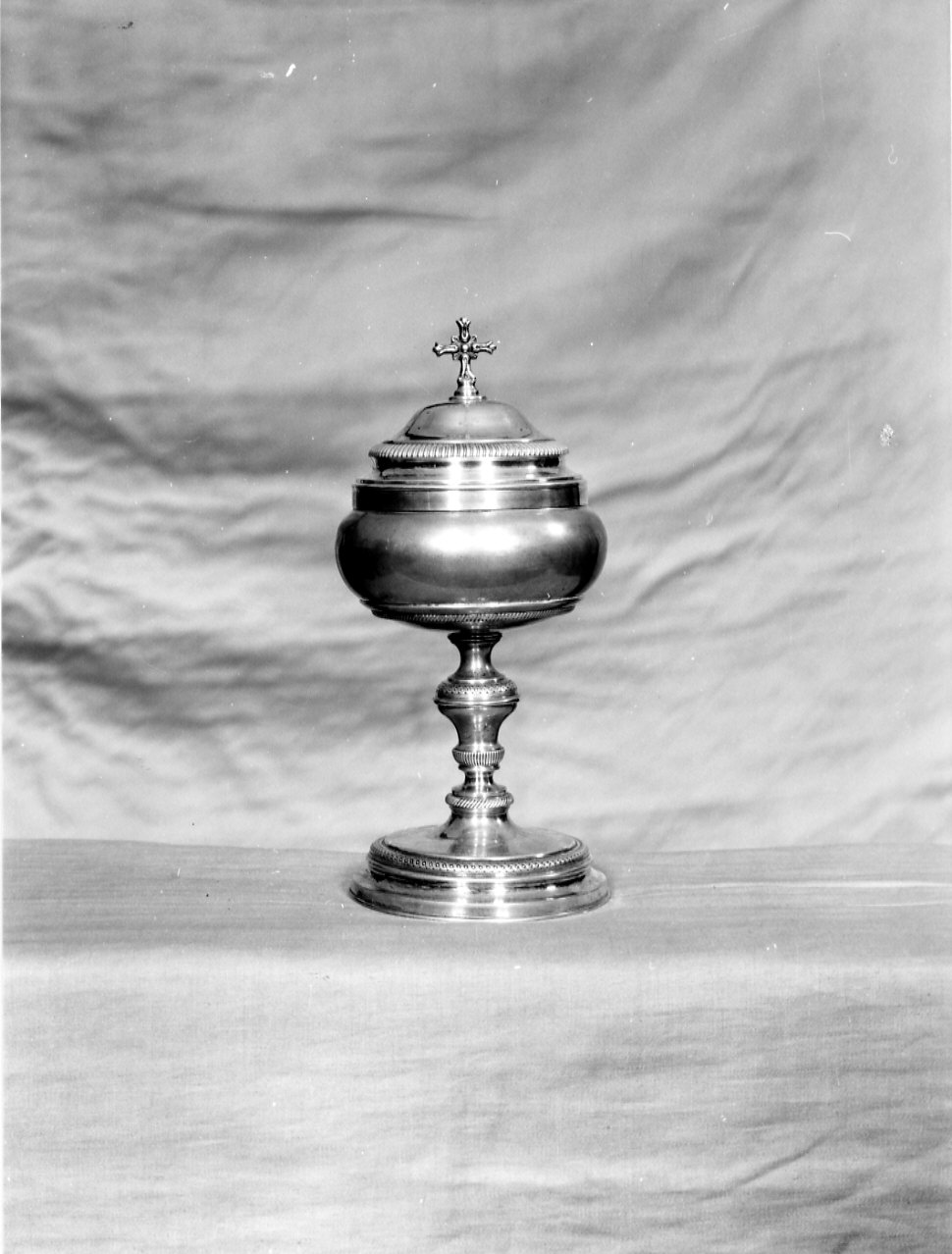 pisside, opera isolata - bottega italiana (seconda metà sec. XIX)