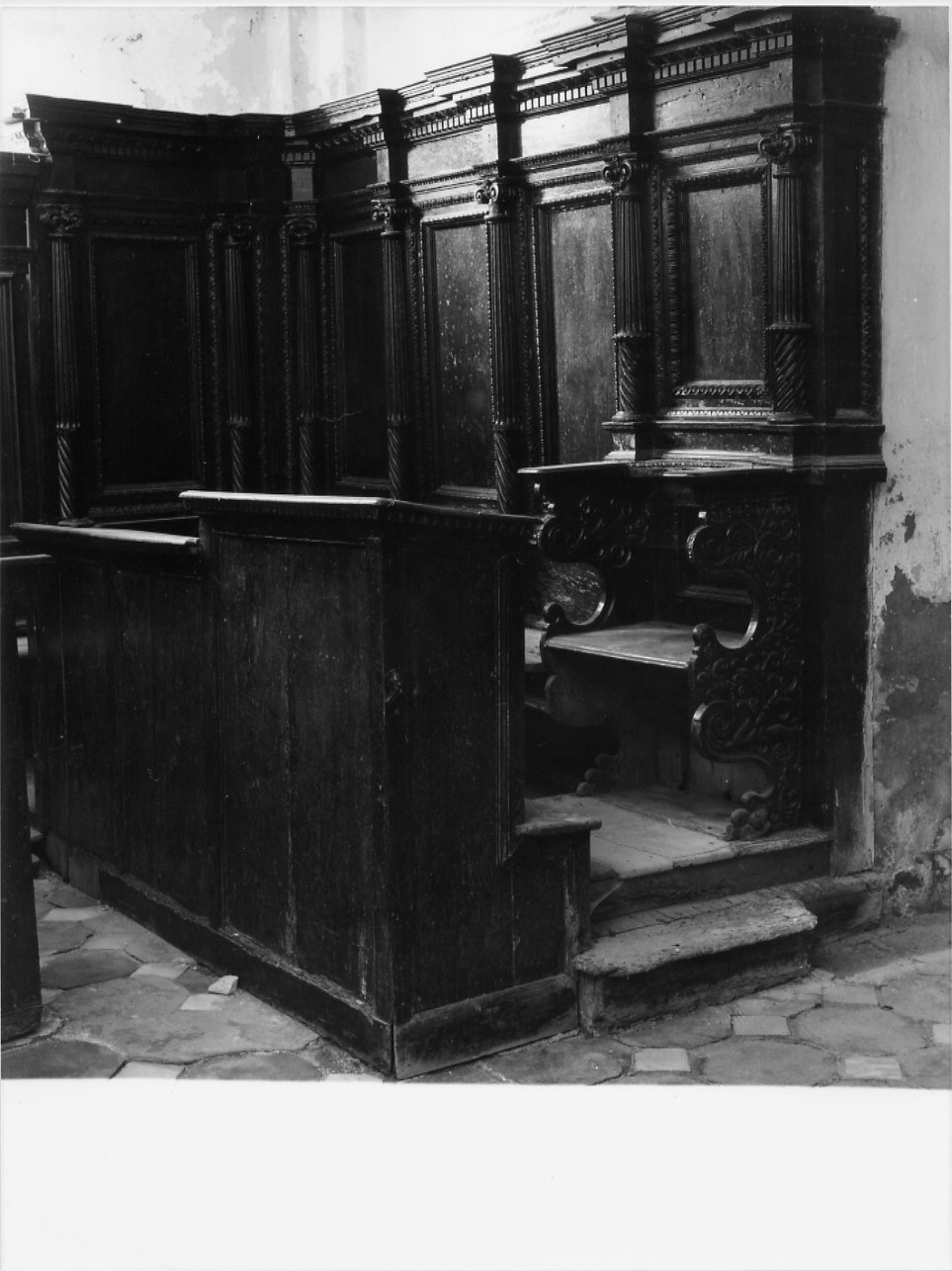 stalli del coro, insieme - bottega ligure (prima metà sec. XVII)