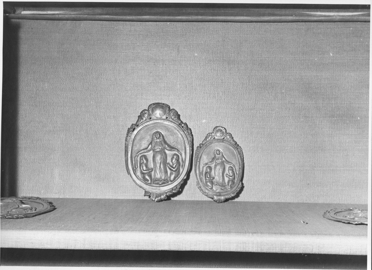 Madonna della Misericordia (emblema di confraternita) - bottega ligure (sec. XIX)