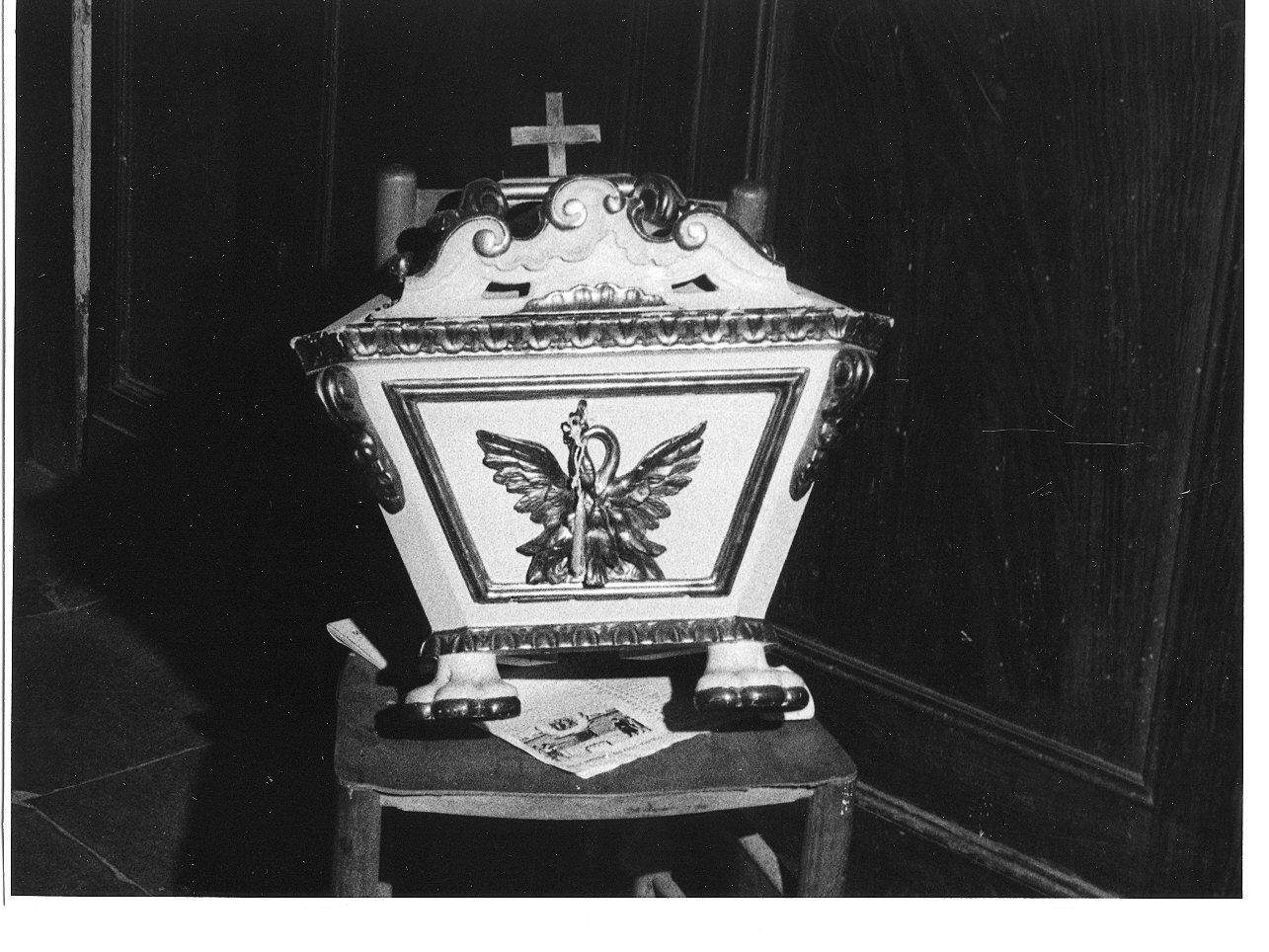 pellicano che imbocca i piccoli nel nido (repositorio, opera isolata) - bottega ligure (inizio sec. XIX)