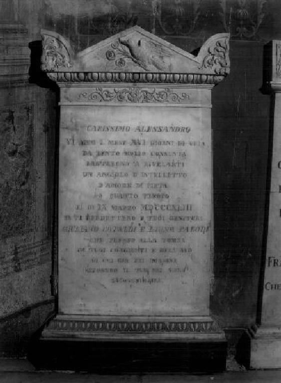 uccello con tralcio di fiori nel becco (lapide tombale) - bottega ligure (secondo quarto sec. XIX)