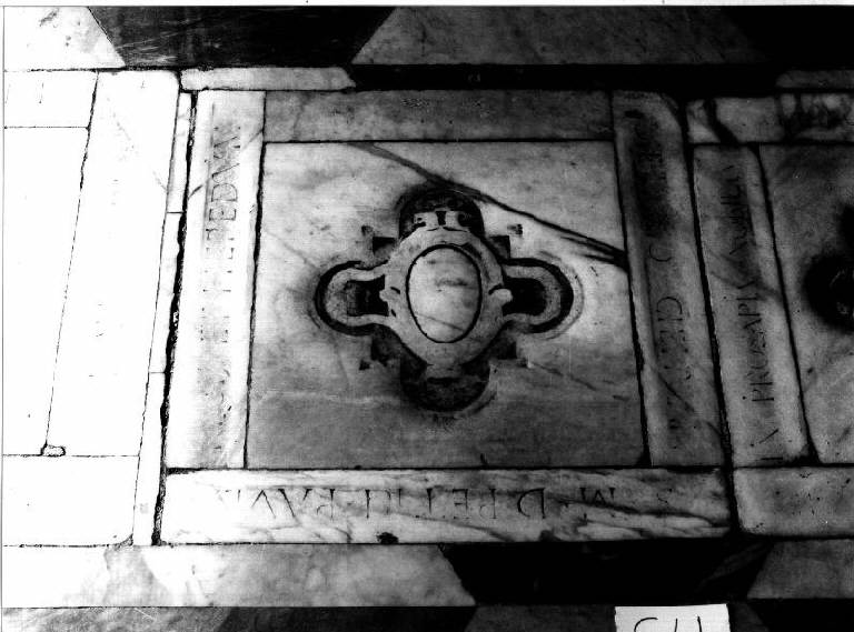 stemma (lapide tombale) - bottega genovese (secondo quarto sec. XVI)