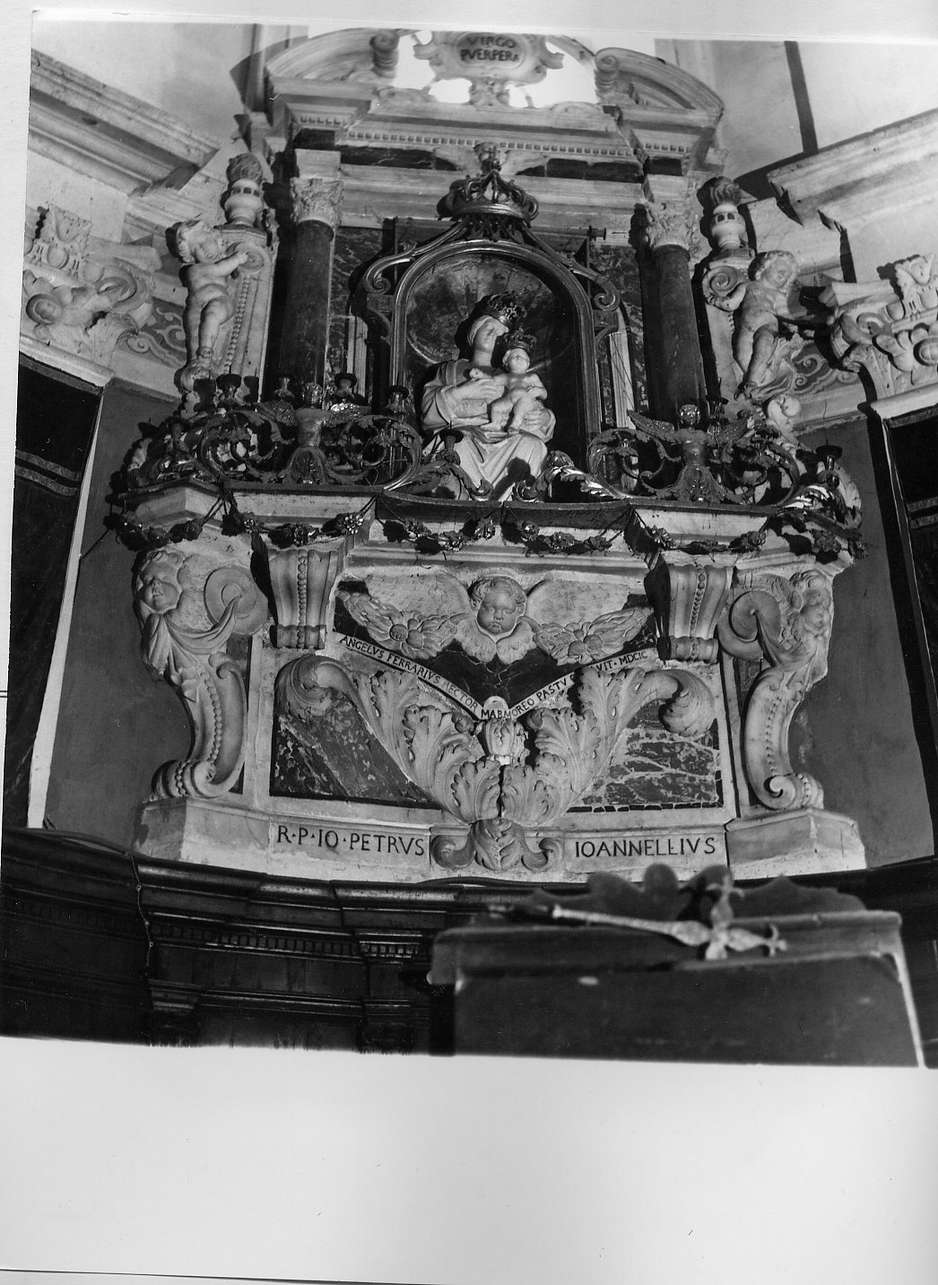 Madonna con Bambino (decorazione plastica, opera isolata) - bottega italiana (sec. XVII)