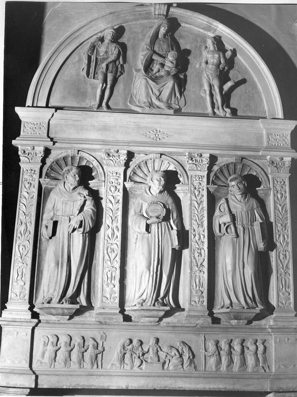 Madonna con Bambino in trono con San Sebastiano e San Rocco/ San Francesco, San Bernardino da Siena e San Nicola da Tolentino/ apparizione di Cristo risorto alle pie donne e a San Giovanni Evangelista (trittico, opera isolata) di Gare Domenico (secondo quarto sec. XVI)