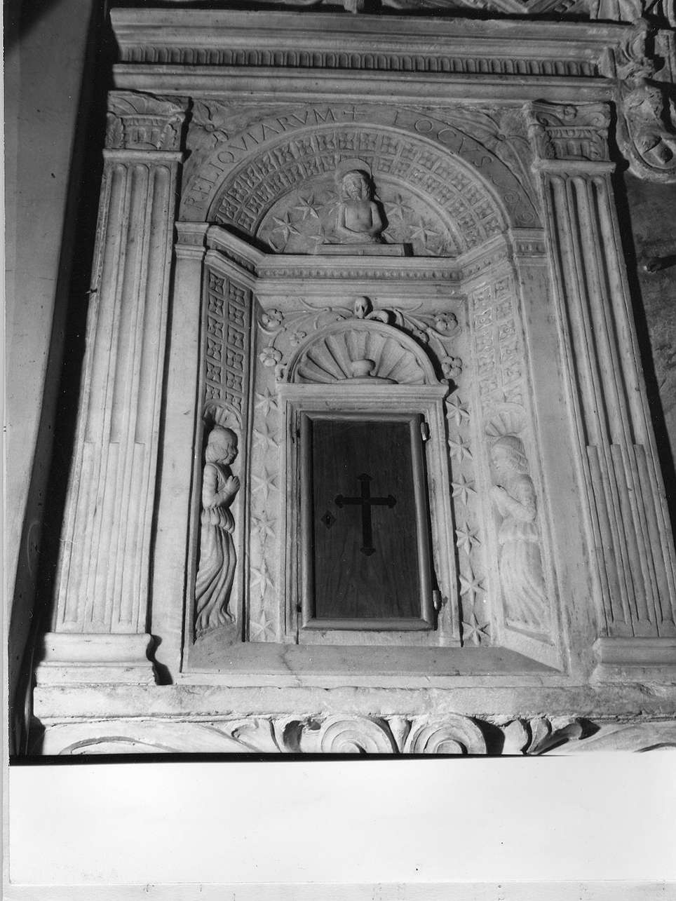 Cristo risorto/ angeli (armadietto a muro, opera isolata) - bottega italiana (sec. XVI)