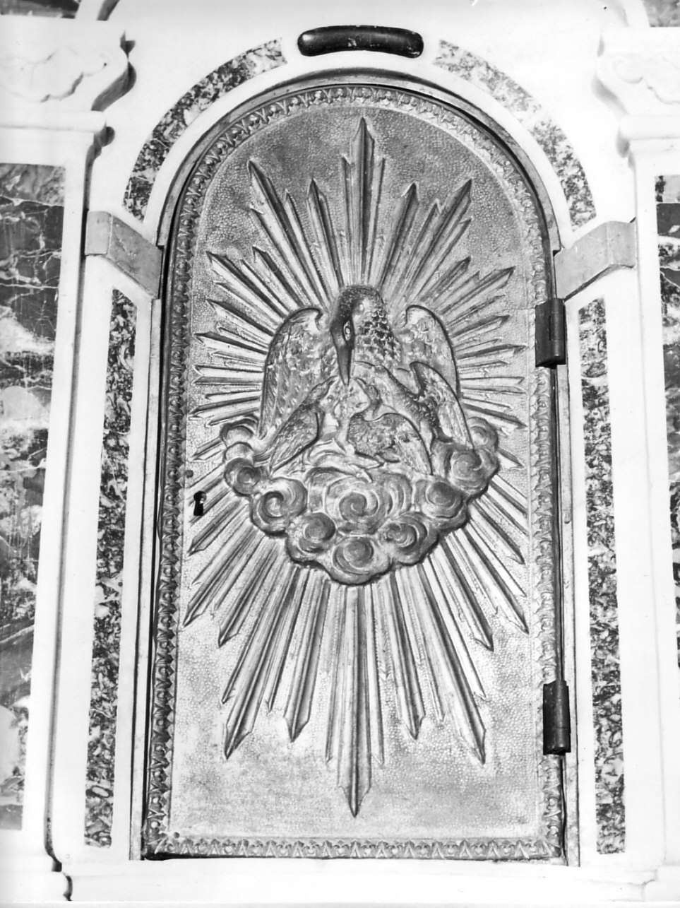 pellicano che imbocca i piccoli nel nido (sportello di tabernacolo, elemento d'insieme) - bottega italiana (sec. XVIII)