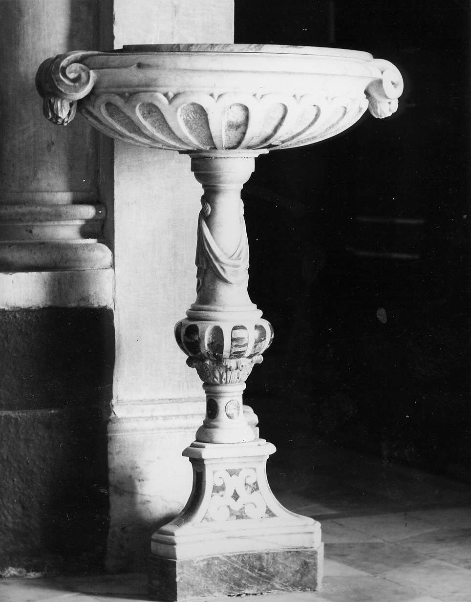 acquasantiera - a fusto, opera isolata - bottega carrarese (prima metà sec. XVIII)