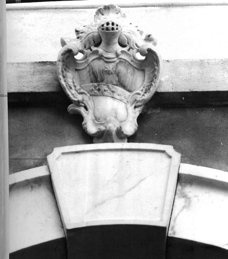 stemma gentilizio con cimiero (insegna, opera isolata) - bottega italiana (sec. XVII)