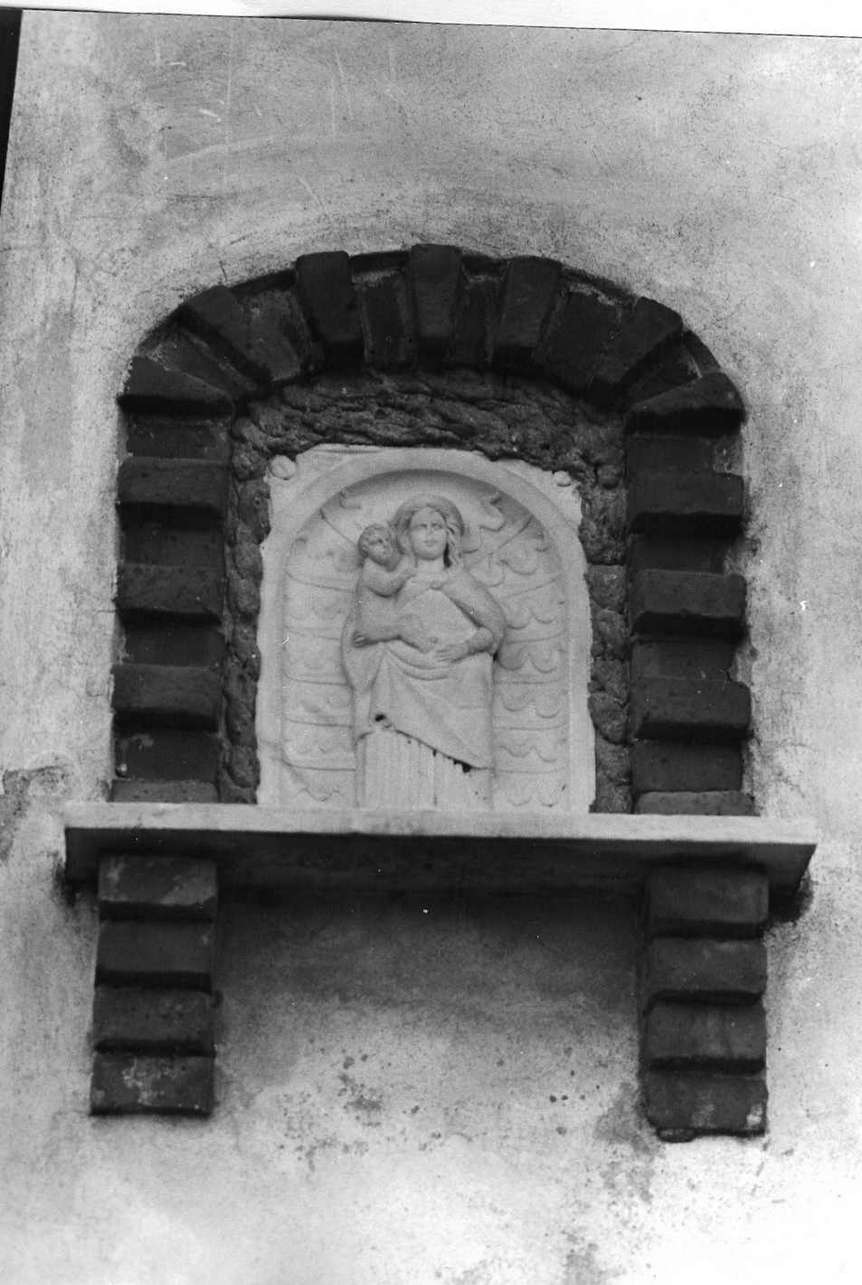 Madonna con Bambino (rilievo, opera isolata) - bottega italiana (inizio sec. XVII)