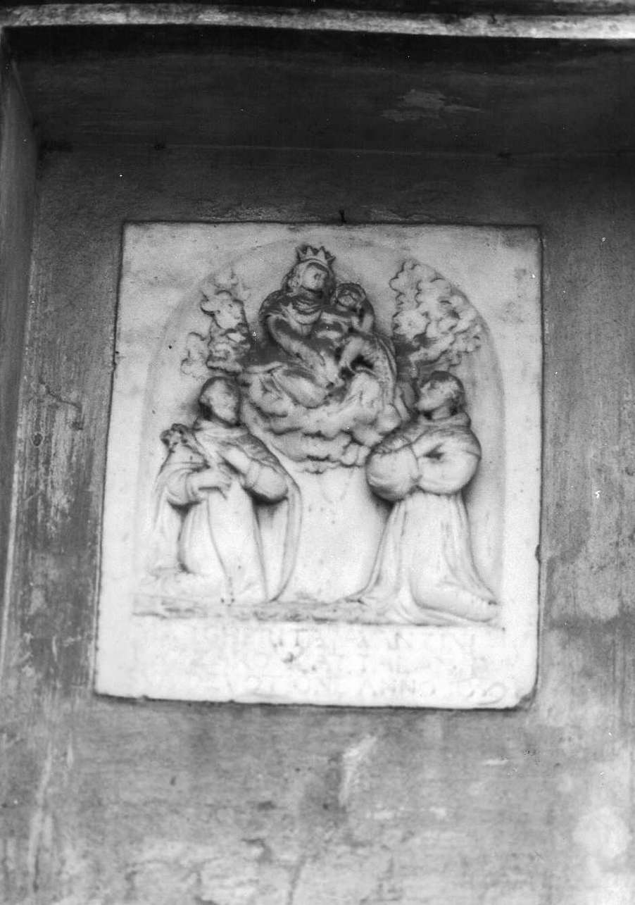 Madonna con Bambino con Sant'Antonio da Padova e San Francesco d'Assisi (rilievo, opera isolata) - bottega ligure (terzo quarto sec. XVII)