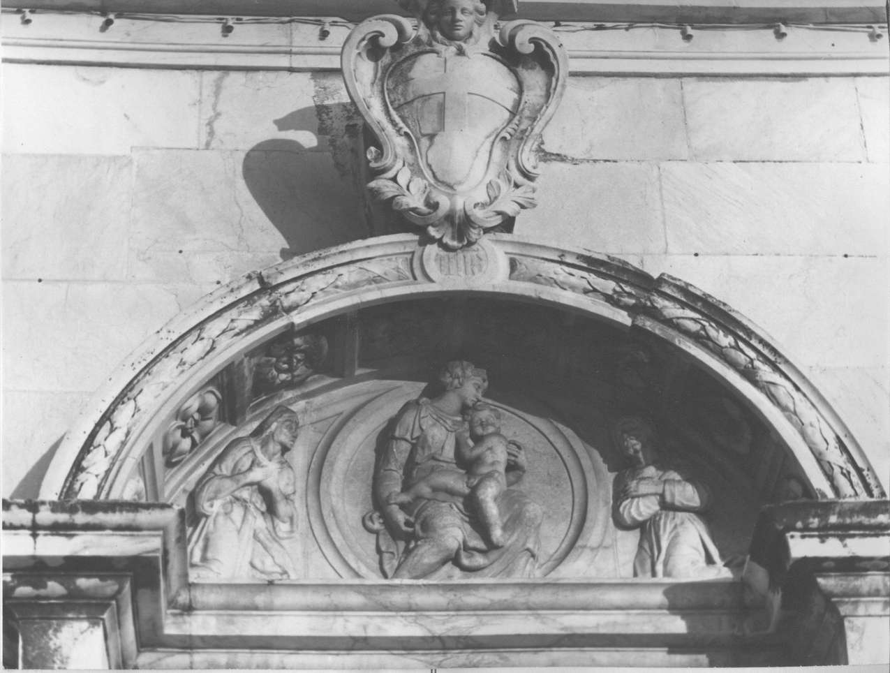 Madonna con Bambino e devoti (rilievo, opera isolata) - bottega toscana (sec. XVI)