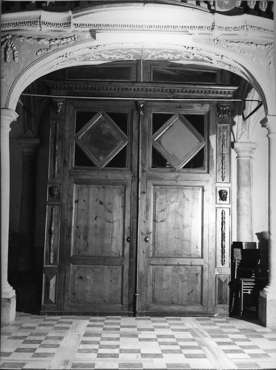 motivo decorativo fitomorfo/ elementi decorativi antropomofi (portale, opera isolata) - bottega ligure (sec. XIX)