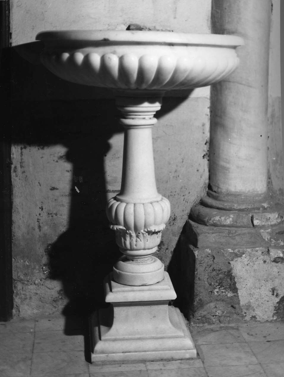 motivi decorativi a foglie d'acanto (acquasantiera, opera isolata) - bottega ligure (sec. XIX)