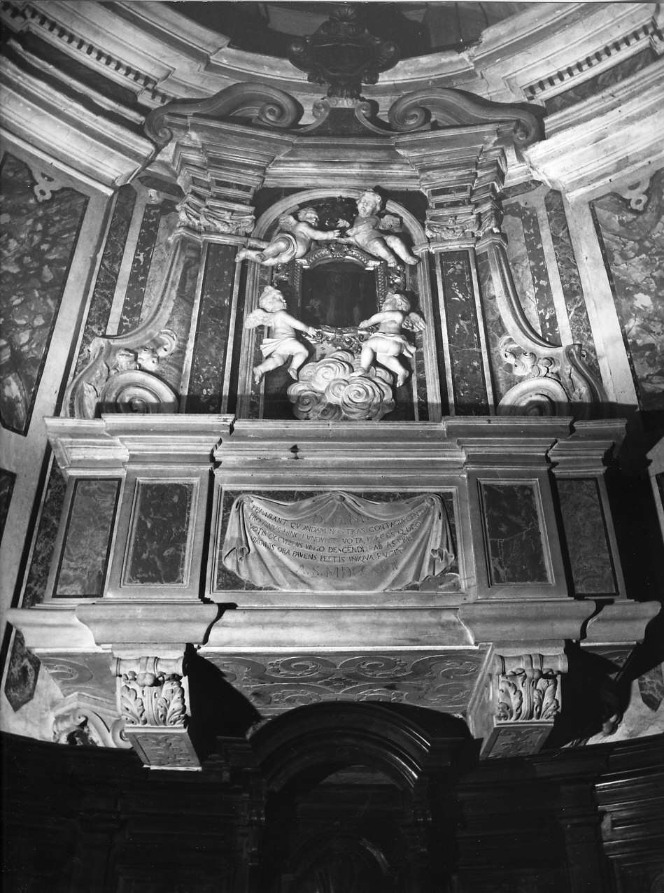 Madonna con Bambino/ angeli/ cartiglio (decorazione plastica, opera isolata) - bottega carrarese (primo quarto sec. XVIII)