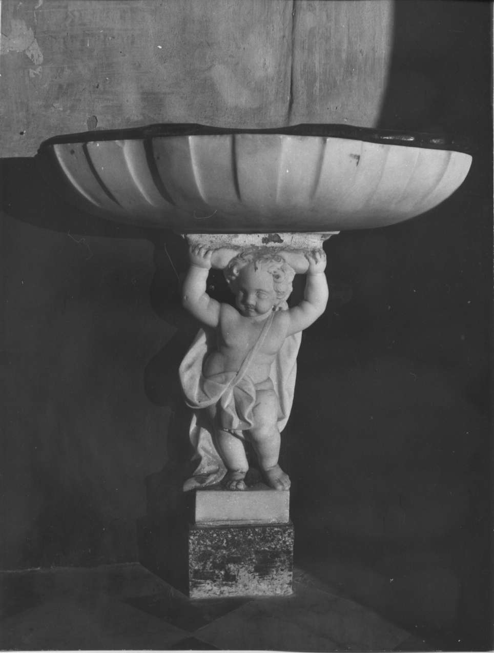 angelo (acquasantiera - a conchiglia, opera isolata) - manifattura ligure (secc. XVII/ XVIII)