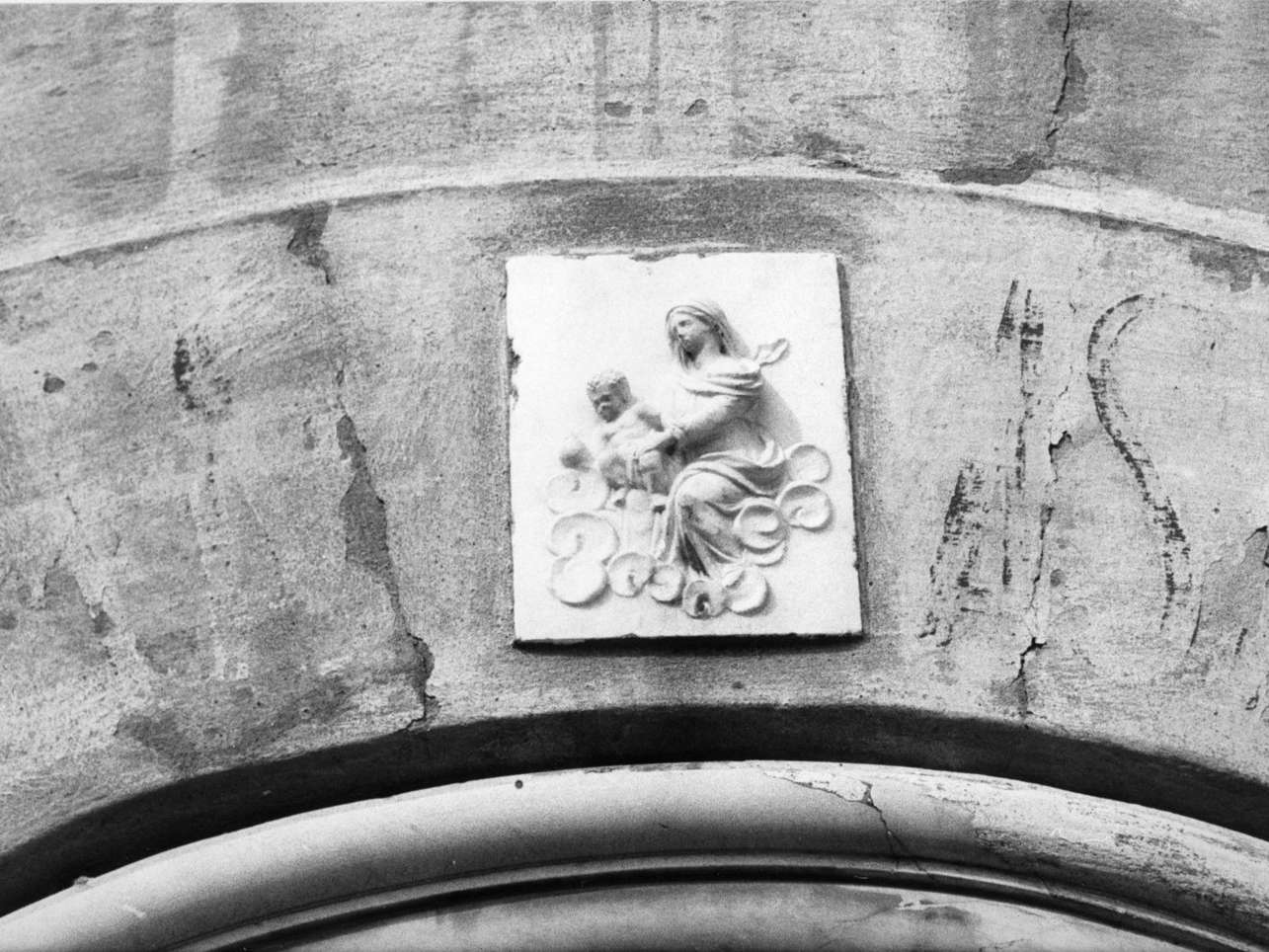 Madonna con Bambino (rilievo, opera isolata) - bottega italiana (sec. XVIII)