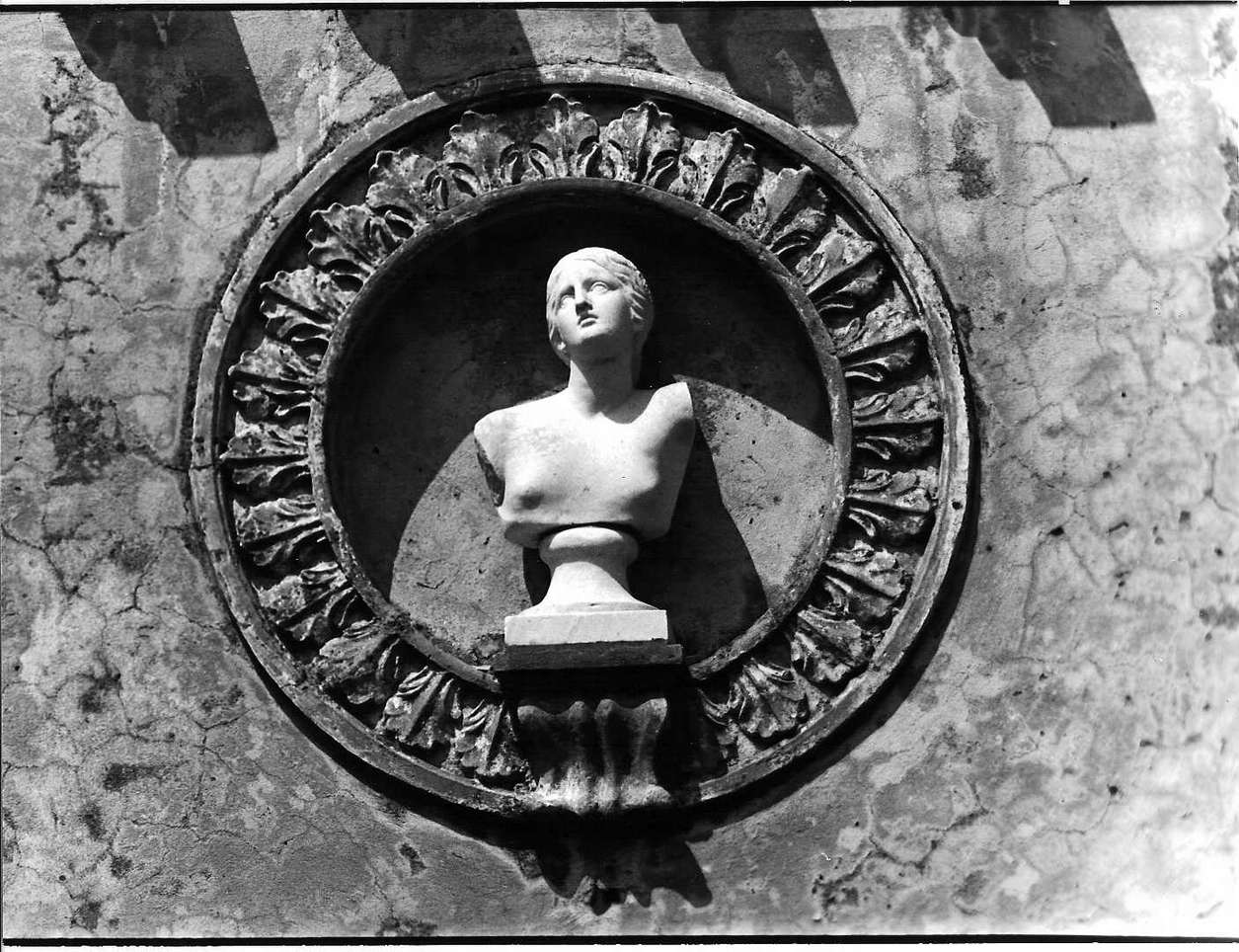 figura femminile (busto, elemento d'insieme) - bottega italiana (sec. XIX)