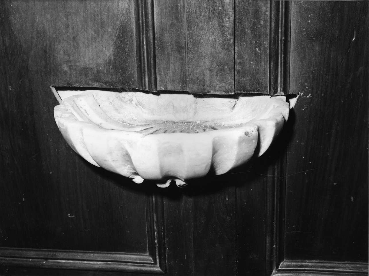 acquasantiera - a conchiglia, opera isolata - bottega italiana (sec. XVII)