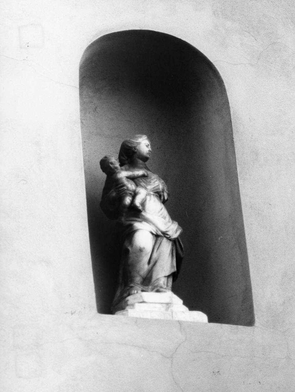 Madonna con Bambino (statua, opera isolata) - bottega italiana (sec. XVIII)
