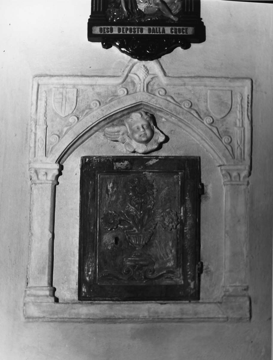 motivo decorativo: vaso/ motivi decorativi floreali (anta di armadietto per oli santi, elemento d'insieme) - ambito italiano (secc. XV/ XVI)