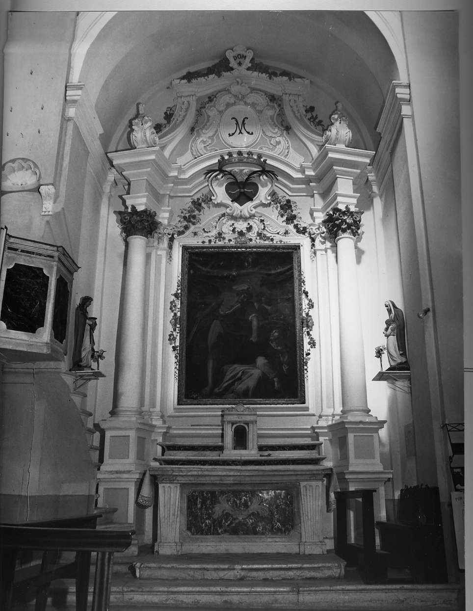 motivi decorativi architettonici/ stemma (altare, opera isolata) - ambito italiano (sec. XVIII)