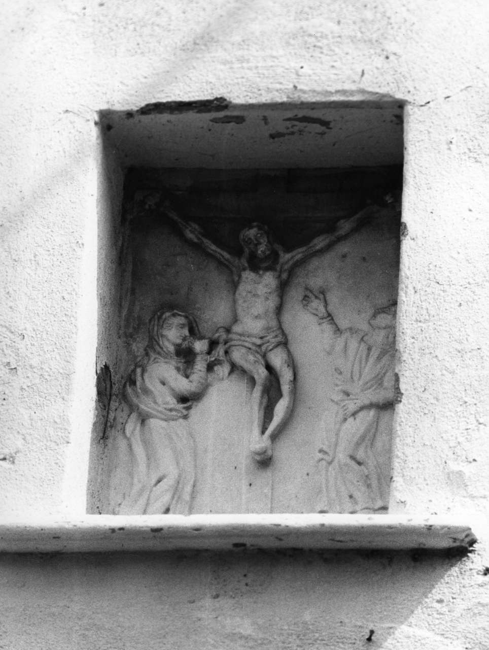 crocifissione di Cristo con la Madonna e San Giovanni Evangelista (rilievo, opera isolata) - bottega italiana (secc. XVIII/ XIX)