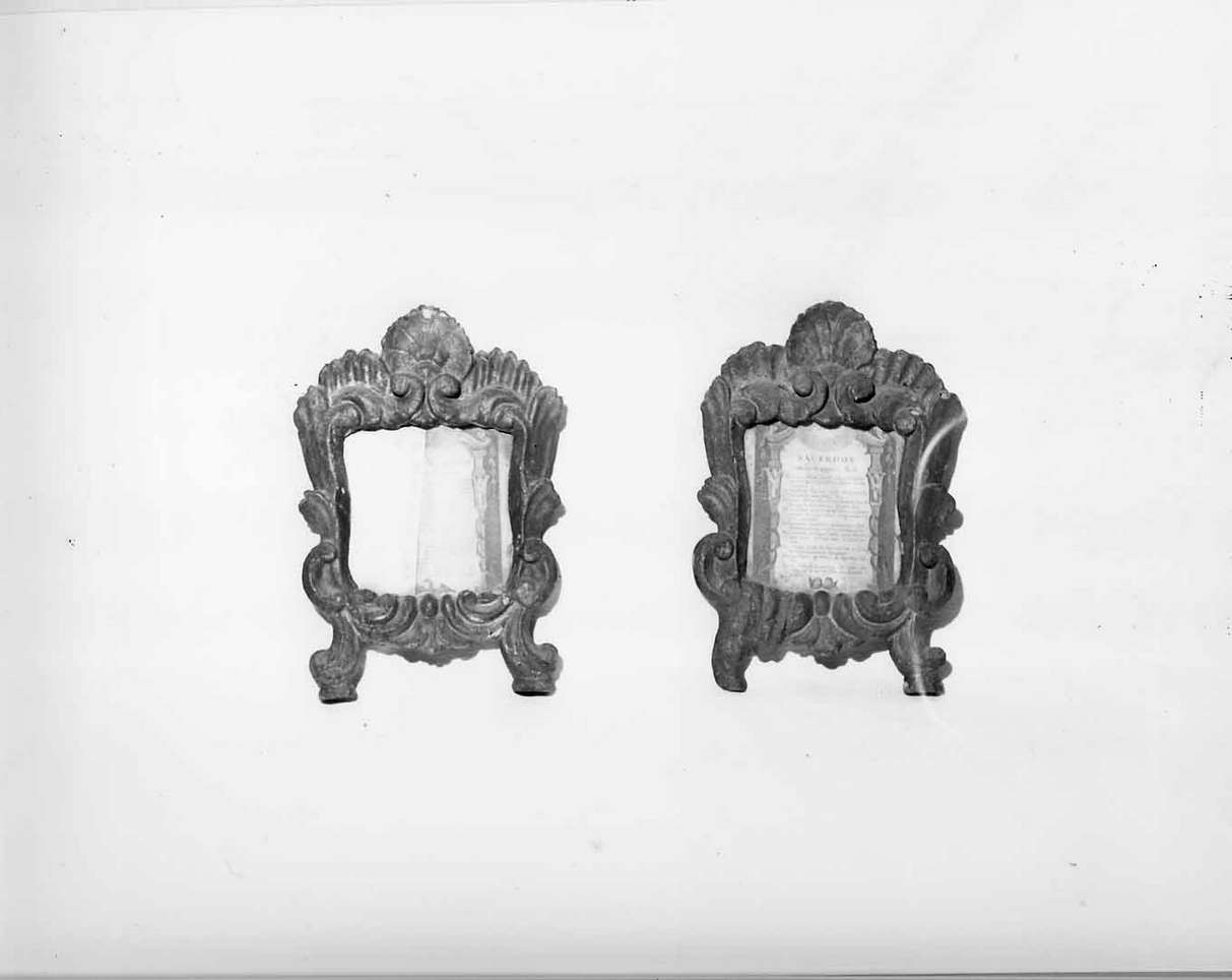 motivo decorativo a valve di conchiglia (cartagloria, coppia) - manifattura ligure (sec. XVII)