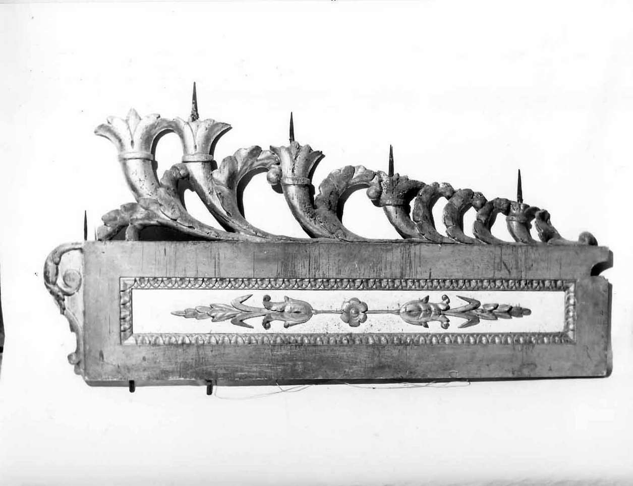 motivi decorativi vegetali/ motivo decorativo floreale/ motivo decorativo a volute (candelabro a serpentina, opera isolata) - manifattura ligure (inizio sec. XIX)