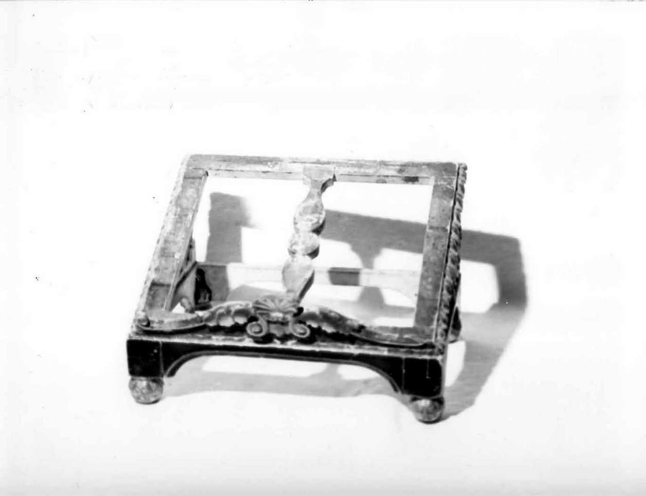 motivo decorativo a volute/ motivo decorativo a valve di conchiglia (leggio, opera isolata) - manifattura ligure (sec. XIX)