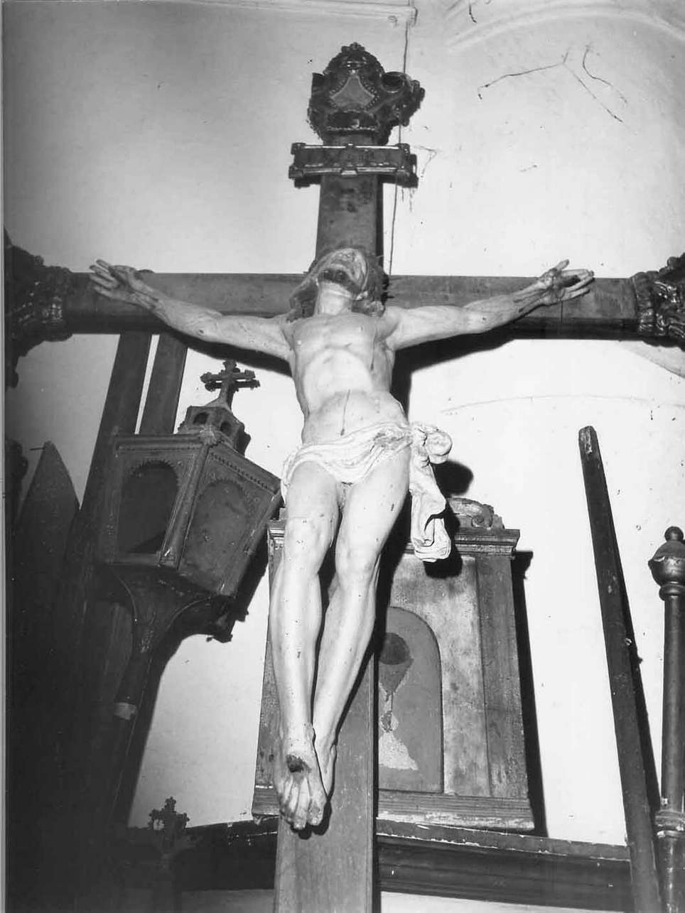 Cristo crocifisso/ motivo decorativo a volute (croce processionale, opera isolata) - ambito italiano (sec. XVIII)