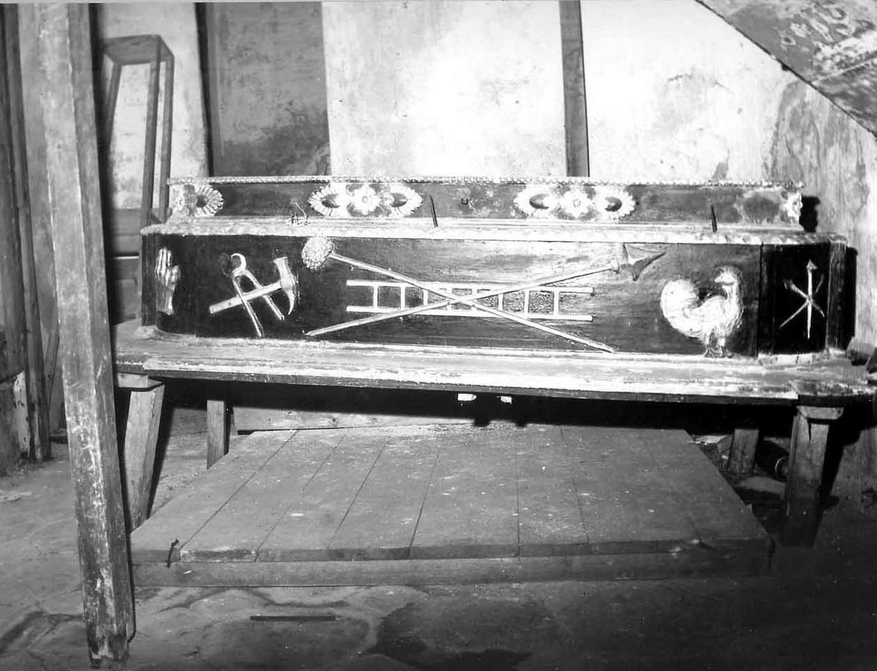 simboli della passione/ motivi decorativi vegetali (catafalco, opera isolata) - manifattura ligure (prima metà sec. XIX)