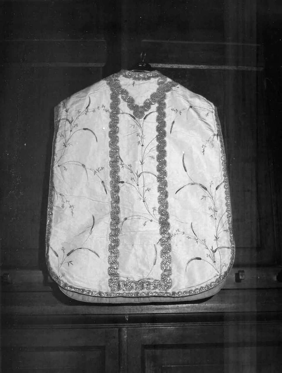 motivi decorativi a tralci di vite/ motivo decorativo a intreccio floreale con fiordalisi (pianeta) - manifattura ligure (sec. XVIII)