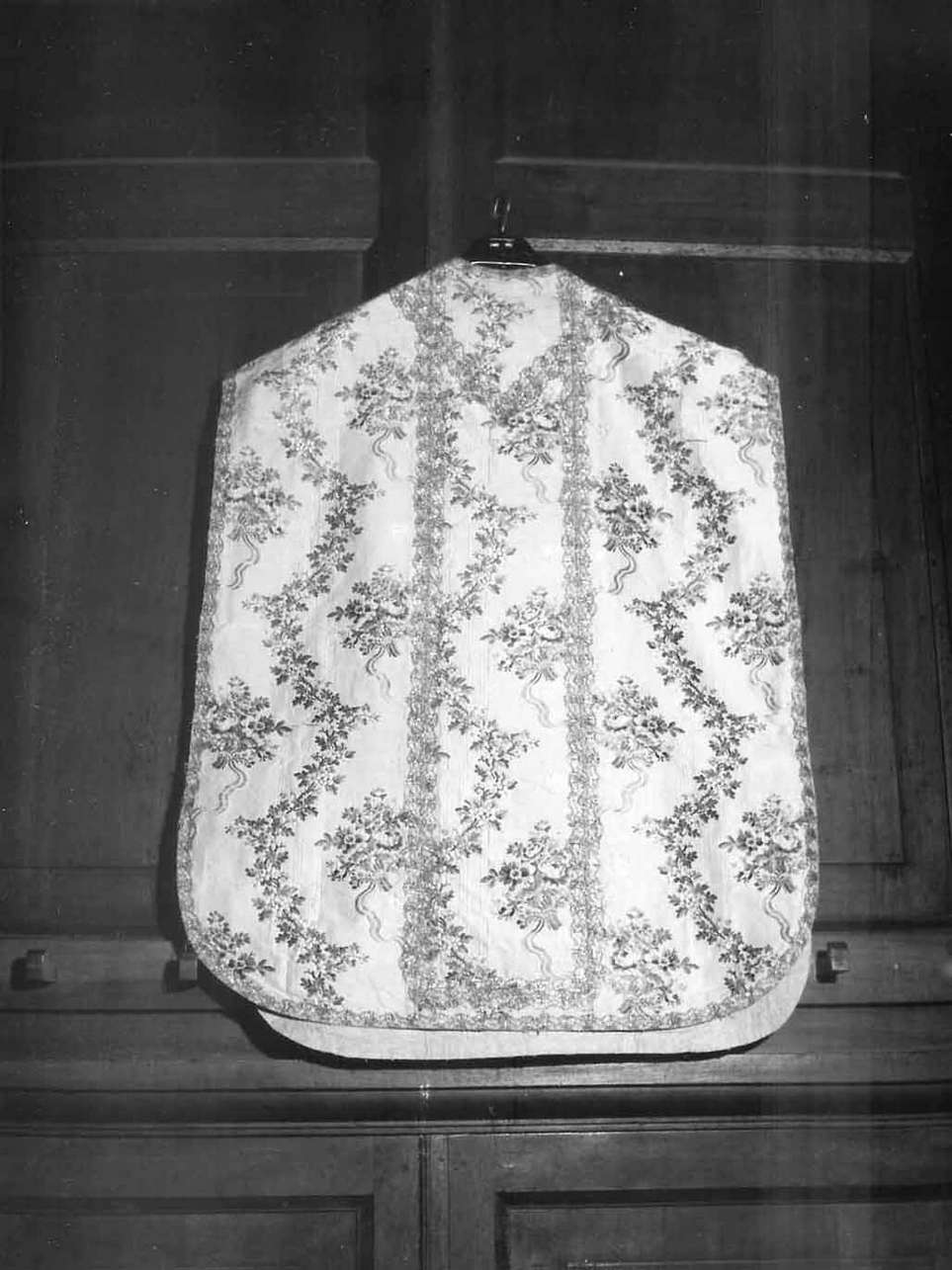 motivo decorativo floreale (paramento liturgico, coppia) - manifattura italiana (seconda metà sec. XVIII)