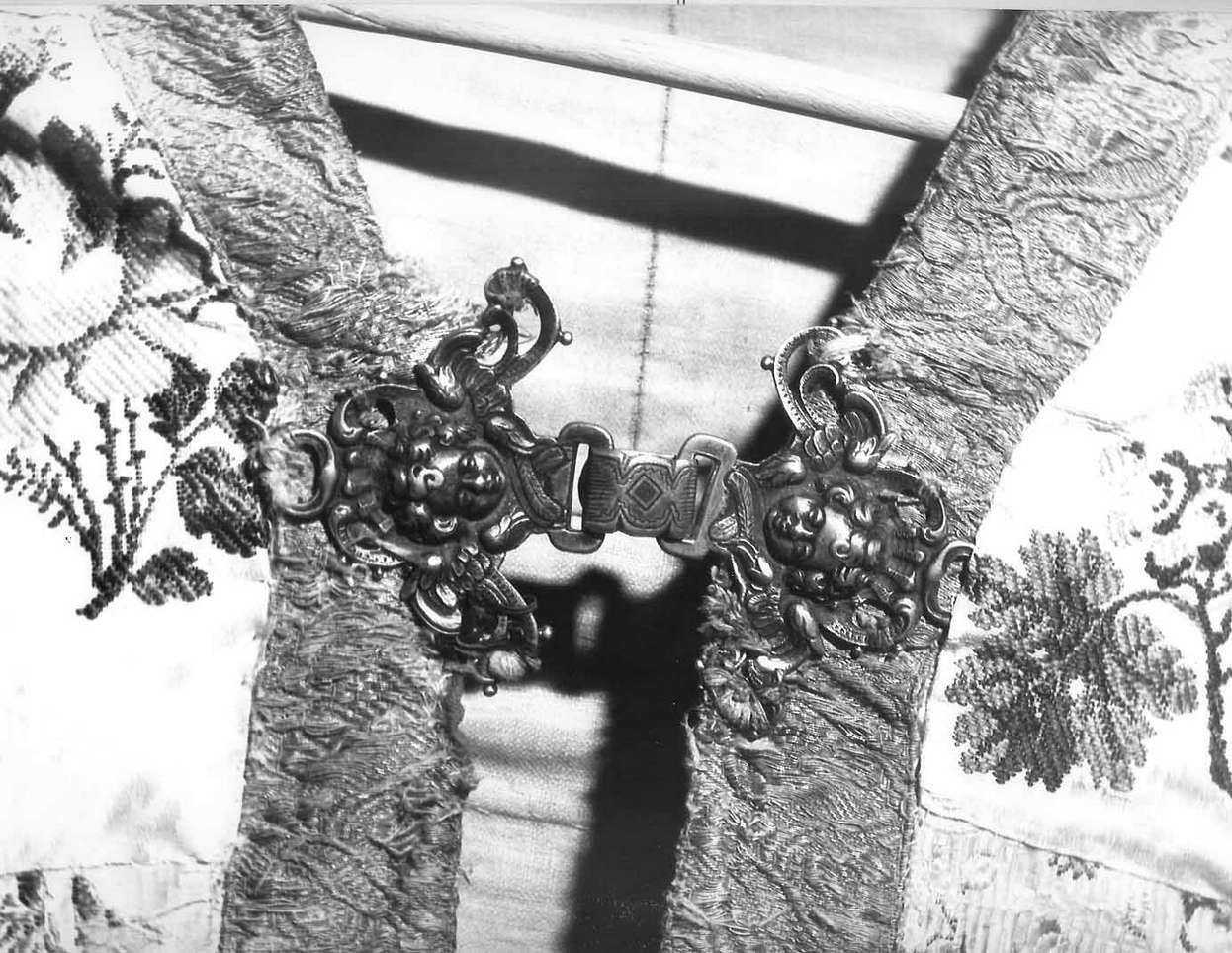 motivi decorativi a volute con teste alate (fermaglio di piviale, coppia) - manifattura genovese (sec. XIX)