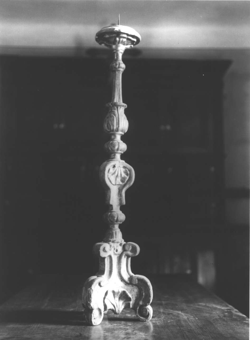 motivi decorativi vegetali/ motivi decorativi a volute (candeliere, serie) - bottega italiana (metà sec. XVIII)