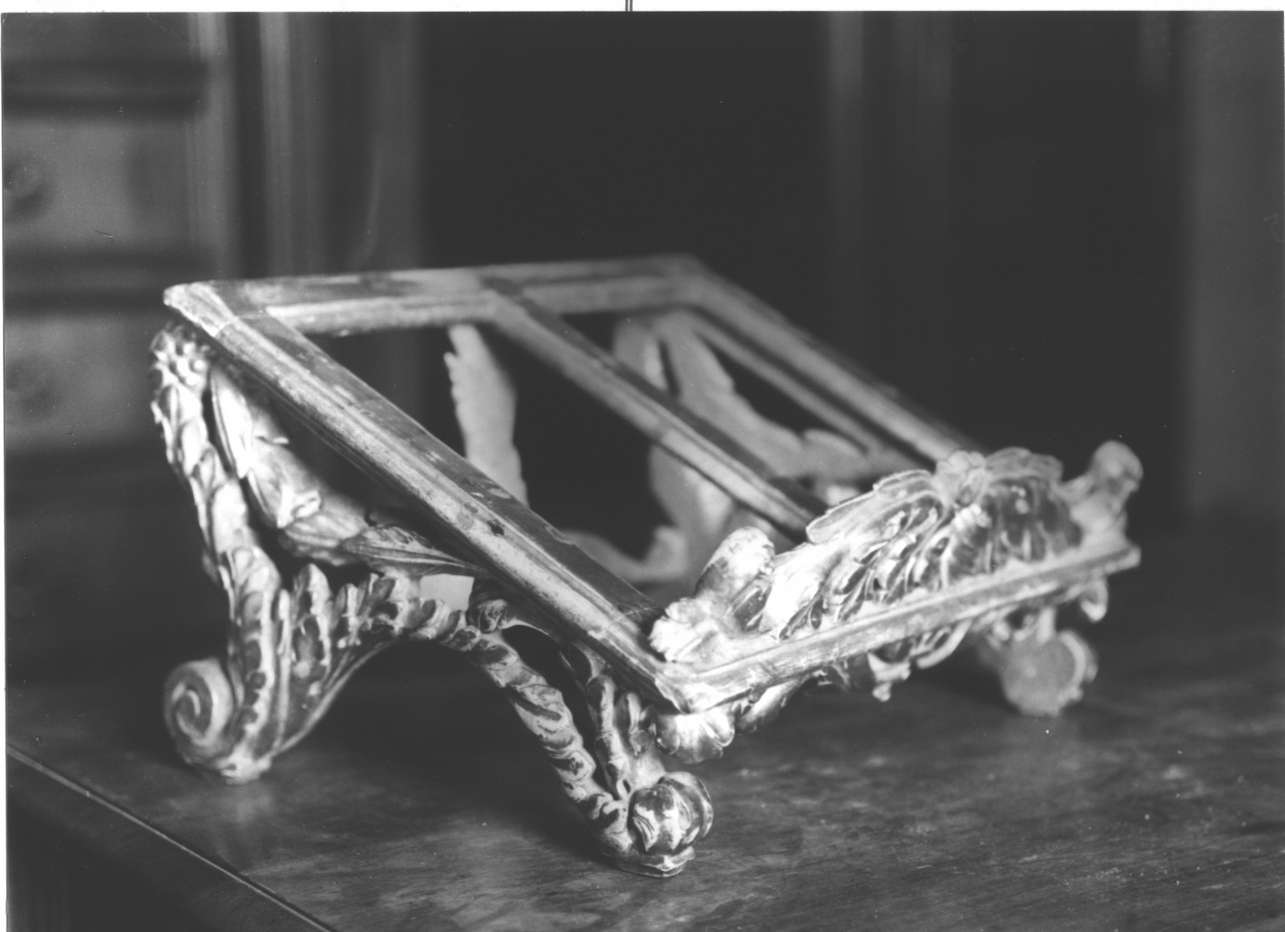 motivi decorativi a volute/ motivi decorativi floreali/ motivi decorativi a girali vegetali (leggio, opera isolata) - bottega italiana (sec. XIX)